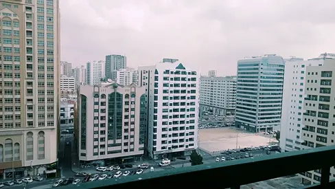 شقة بثلاث غرف نوم، وغرفة معيشة، وتسع شرفات، مناسبة للعائلات