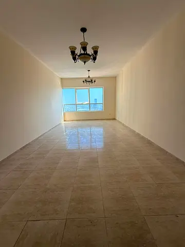 3 bedrooms and a living room, in cooperation with the gym, swimming pool, and free parking. Air conditioning is included with the owner. Spacious area
