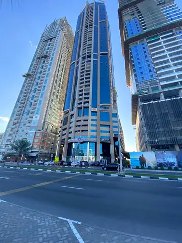 شقة فاخرة للبيع في برج السندس – الممزر، الشارقة | إطلالة جانبية على بحيرة الممزر