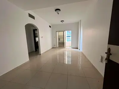 شقة غرفتين وصالة عائليه مع بلكونة | باركن مجاني | قرب مخرج دبي | التعاون