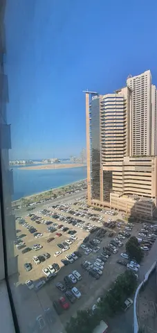 للإيجار شقة غرفة وصالة إطلالة جانبية على بحيرة الخان في منطقة التعاون