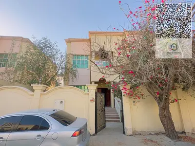 تُعرض للإيجار فيلا مميزة تقع في منطقة المويهات 3، وتُعد خيارًا مثاليًا للعائلات الباحثة عن الراحة، الخصوصية، والمساحات الواسعة ضمن بيئة سكنية هادئة. ت