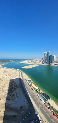 للإيجار شقة غرف نوم ماستر وصالة إطلالة رائعة جانبية مفتوحة على بحيرة ممزر الشارقة وممزر دبي والبحر في الممزر