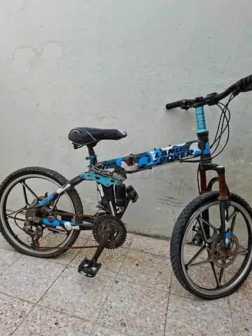 Blue land rover premium cycle