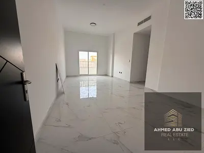 غرفتين منهم غرفه ماستر صالة كبيرة مطبخ واسع 2 حمام بلكون اطلالة مفتوحة خزائن حائط تكييف مركزي تسهيلات بالدفع قريبه لمخرج دبي الشارقة والاماكن العامة