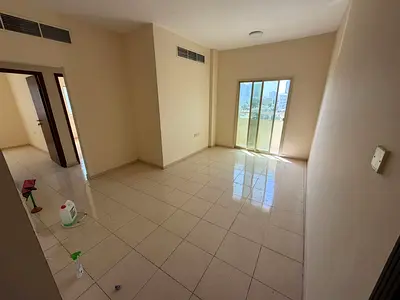 شقة غرفتين وصالة للإيجار السنوي في الراشدية عجمان بالقرب من أبراج الفالكون. تتميز الشقة بمساحة جيدة وتصميم عملي يضم غرفتين نوم وصالة مريحة مع بلكونة ب