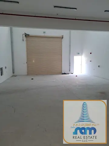 مستودع مع طابق نصفي للإيجار في عجمان الجرف