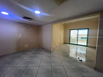 تكييف (مجانا)+اطلاله مفتوحه مع شرفه +غرفه ماستر مع شرفه +سعر مناسب جدا+ موقع حيوي قريب من كورنيش الخان