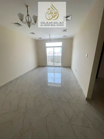 غرفتين وصاله مع اتنين حمام واستور قريبه من شارع الشيخ عمار اطلاله مفتوحه تانى ساكن من اجمل واحلى الشقق في عجمان
