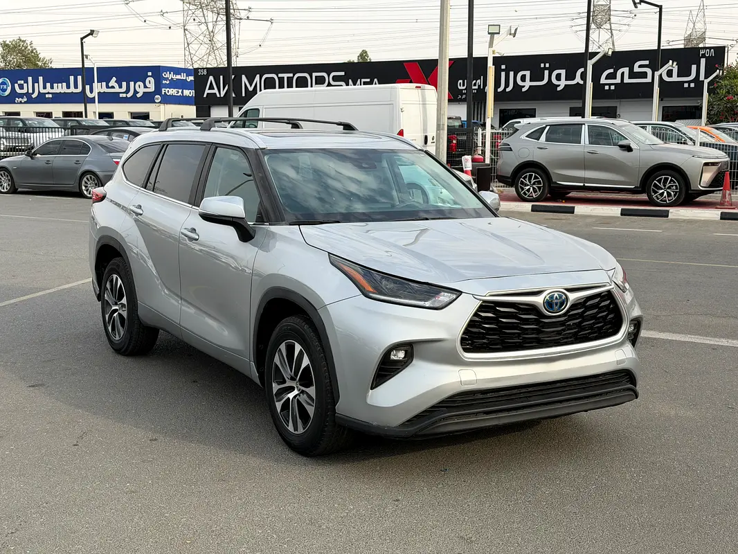 Toyota Highlander 2023 — photo 1 of 19