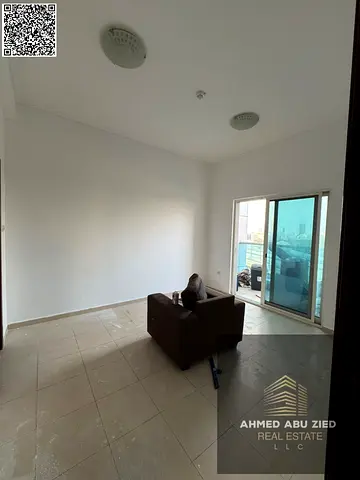 للإيجار السنوي شقة غرفتين وصالة مع 2 حمام في أبراج السيتي تاور عجمان مقابل جراند مول وبجوار السفير مول وبنك دبي الوطني مع بلكونة بإطلالة مفتوحة