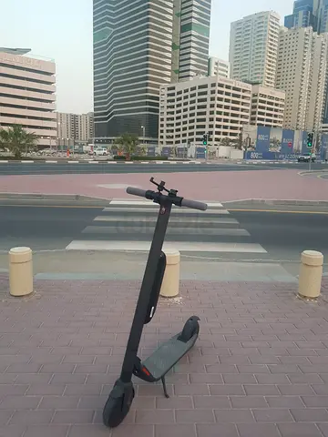 ELECTRIC SCOOTER - WITH BUILD IN EXTRA BATTERY