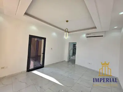 تاون هاوس كورنر للإيجار في الزاهية عجمان – 4 غرف نوم ماستر، صالتين، مجلس، مطبخ، روف، موقع مميز على شارع رئيسي بجوار السفير مول