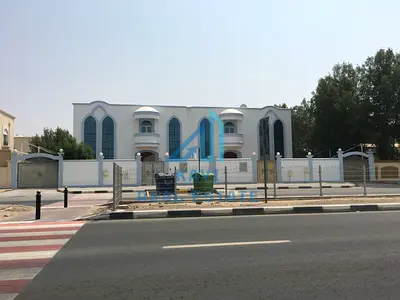 فيلا كبيرة 4 غرف نوم مع 3 صالات مناسبة للعائلة أو للنشاط التجاري