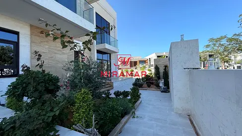 Corner⇨Maid and Driver Room⇨Large Plot⇨2Majlis