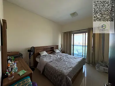 شقة مميزة للإيجار السنوي في برج الكورنيش بعجمان بموقع استراتيجي قريب من البحر والخدمات مع تشطيبات حديثة ومساحات مريحة وإطلالة مفتوحة تناسب السكن العائ