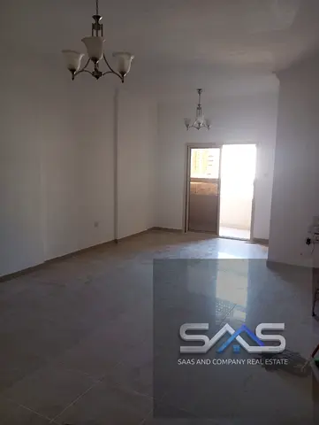 "شقة ثلاث غرف وصالة للإيجار السنوي في موقع مميز وقريب من جميع الخدمات والمرافق"