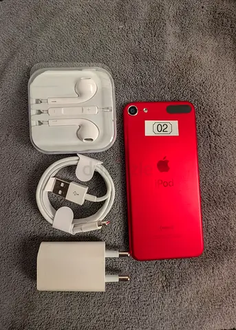 Apple iPod Touch (7th Generation) with Accessories