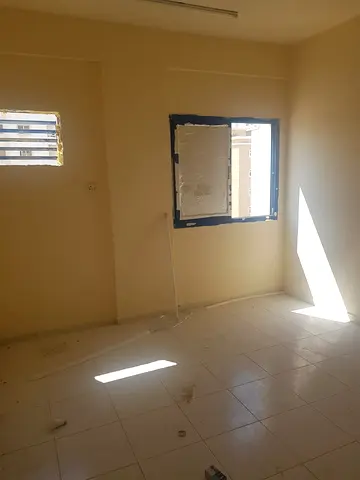 غرفة وصالة للإيجار في البوطينة الشارقة، عقد عزاب رسمي، مساحة جيدة وموقع قريب من الخدمات، السعر 25000 سنوياً، تأمين 5%، فرصة مناسبة للسكن!