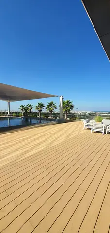 للبيع شقة غرفة نوم ماستر وصالة إطلالة رائعة جانبية مفتوحة على بحيرة ممزر الشارقة وممزر دبي والبحر في الممزر