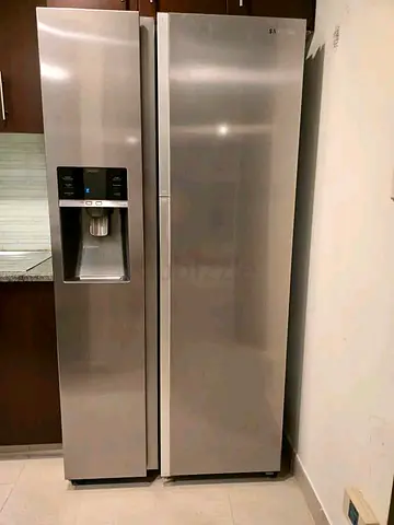 Samsung Side-by-Side Refrigerator with water depanser and ice maker door in door fridge