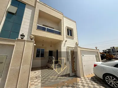 تتميز الفيلا بمساحتها الواسعة وتصميمها العملي الذي يوفر الراحة لجميع أفراد العائلة، حيث تحتوي على خمس غرف نوم موزعة بطريقة مدروسة تمنح كل فرد من أفراد