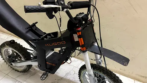 سكوتر نضيف يحتاج تبديل لون تواير ب 10 دراهم  go condition but you have to change the paint for the t