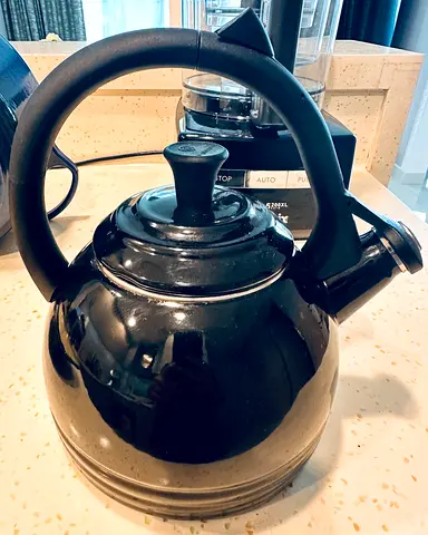 LE CREUSET TRADITION KETTLE GLOSSY BLACK