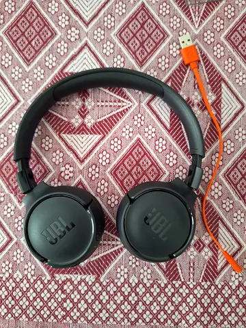 JBL Tune Wireless Headphones 520BT. Excellent Condition