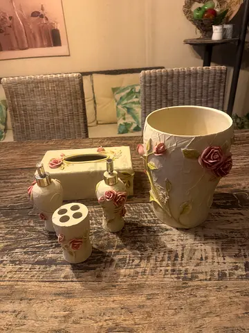 Elegant Floral Bath Accessories Set