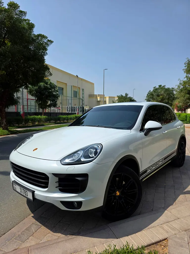 Porsche Cayenne 2015 — photo 1 of 14