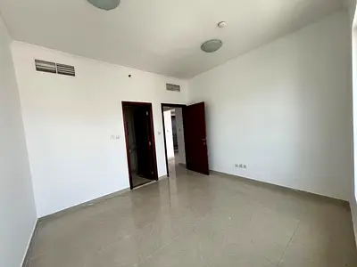 شقة غرفة وصالة للإيجار في المجاز 2، مساحة مريحة مع بلكونة وباركينج، موقع مميز قريب من الكورنيش والخدمات والمواصلات، مناسبة للعائلات. الدفع 4 أو 6 دفعا