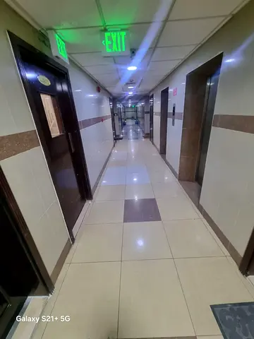 للايجار في الشارقة – منطقة التعاون ✨ غرفة وصالة ✨ حمام 1 ✨ تكييف مركزي ✨ موقع مميز وقريب من جميع الخدمات صيانه كامله علي المالك