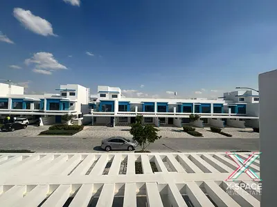 4BR TH Single row . One month rent free. Santorini