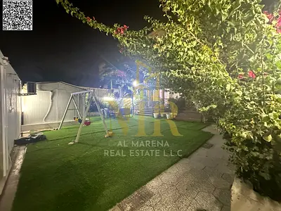 يلا رائعة للبيع في عجمان، منطقة الروضة2، قريب من شروق مول بسعر مميز يشمل الكهرباء والمياءومكيفات . تتميز هذه الفيلا الفاخرة بتصميم داخلي فاخر