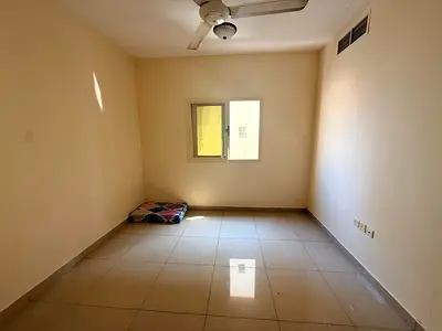 غرفة ماستر وصالة / 2 حمام / تكيف مركزي / غاز مركزي / منطقة الغوير جانب ميدان الرولا ومحطة الباص/ 6 شيكات / موقع متميز بالخدمات العامة.