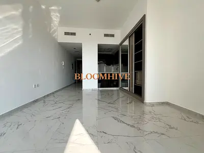 High End Quality Bright Studio Semi Close Kitchen Relaxing view