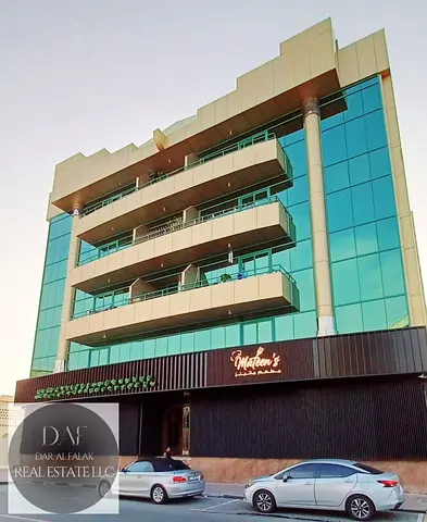 صالة غرفتين نوم في عود ميثاء مقابل نادي النصر الرياضي بجوار بيراميد سنتر بالقرب من المستشفى الأمريكي
