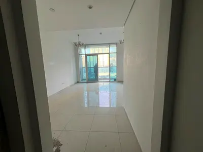 Free parking – Built-in wardrobes – Central A/C – Central gas – Balcony – Modern finishing – Open view – Prime location