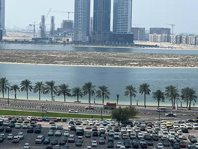 شقة غرفتين وصالة للإيجار في الخان، مساحة واسعة وتصميم عملي، باركينج مجاني، موقع مميز قريب من الأسواق والمواصلات، الدفع 4 أو 6 دفعات.