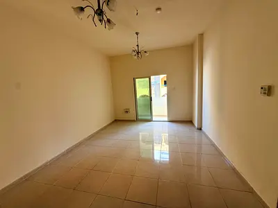 شقة غرفة ماستر وصالة مع بلكونة في القاسمية المحطة، مساحة واسعة وموقع قريب من حديقة المحطة، السعر 31,888 درهم سنوياً مع 6 دفعات.