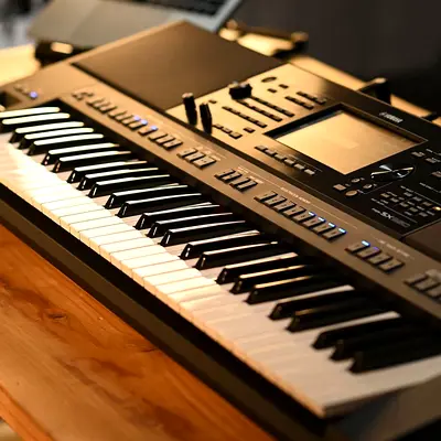 Yamaha PSR-SX920 latest model. Free stand, Free Charger, under warranty.