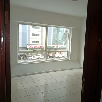 شقة غرفتين وصالة للإيجار في التعاون الشارقة مساحة ممتازة ثلاث حمامات موقع حيوي قريب من الخدمات والمواصلات الإيجار 46000 درهم الدفع 4 دفعات التأمين 300