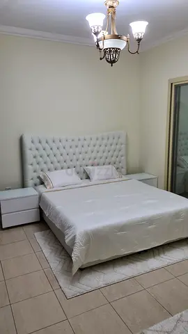 Kind bed with mattress and 2 side tables