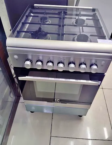 Electrolux gas cooker 4 burner fully heavy duty and full safte