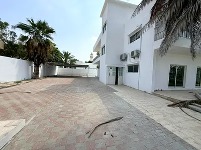 6-bedroom villa on the main road / storage room / 8 bathrooms / spacious layout / parking / family living.