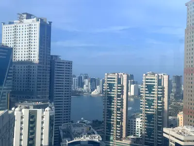 شقة ثلاث غرف وصالة في المجاز 2 بمساحات ضخمة مع موزع كبير وغرفة خادمة، برج حديث بتكييف مركزي وإطلالة مفتوحة مع باركينغ مجاني وموقع قريب من الكورنيش .