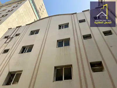 بناية سكنية تجارية  في المجرة – حي الشرق، بإمارة الشارقة. تقع البناية في ثاني قطعة من الشارع العام على شارع العروبة، مما يمنحها موقعاً مميزاً قريباً