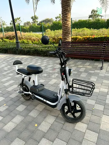 Electric Scooter with 2 seats for Easy Commuting