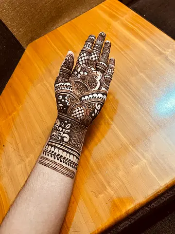 Dubai henna artist